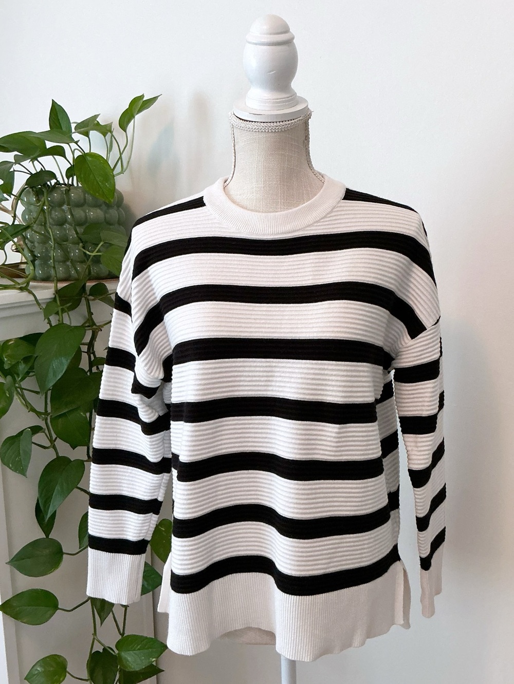 Tahari | Black & White Stripe Crewneck Ribbed Sweater size Medium